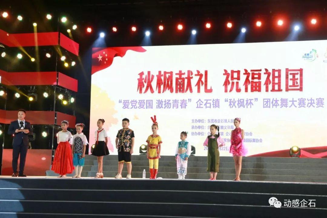 暖心时刻！胡可晒新年全家福，两儿子真的长大像沙溢